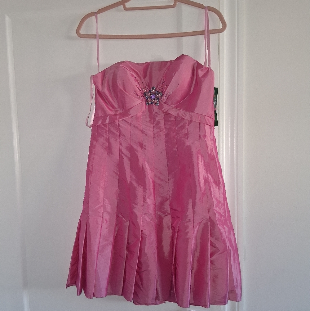 Barbiecore Vintage Chic Fuchsia Mini Dress with Embellished Detail - Picture 6 of 7